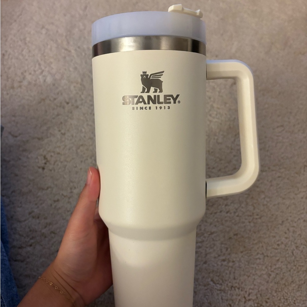 Cream Stanley tumbler 40oz